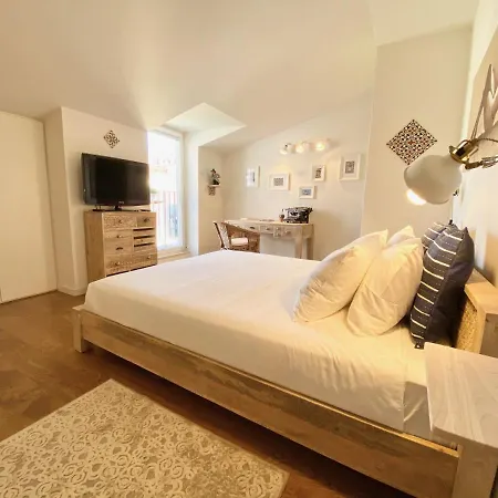 Unique By Myplaceforyou, In The Center Of With Views Over The And The Tagus River 아파트 *